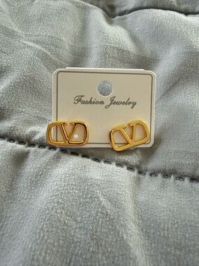 Fashion Jewelry Gold V Logo Openwork Stud Earrings